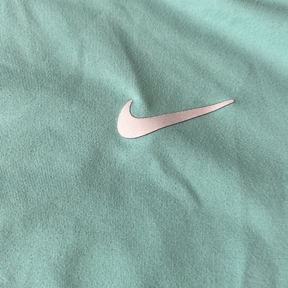 Nike girls running shirt - Picture 2 of 4